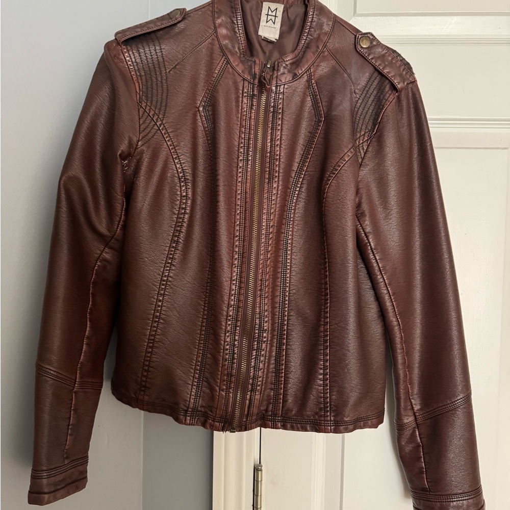 Rich Brown Leather Motorcycle Jacket with Stand-Up Collar and Fitted Silhouette